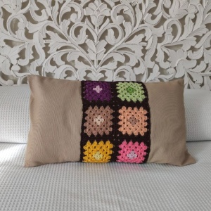 Cojín beige de crochet