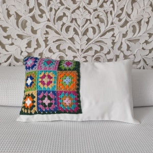 Cojín blanco de crochet