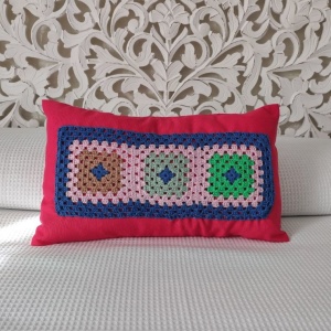 Cojín fucsia de crochet
