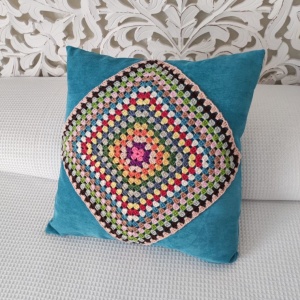 Cojín turquesa de crochet